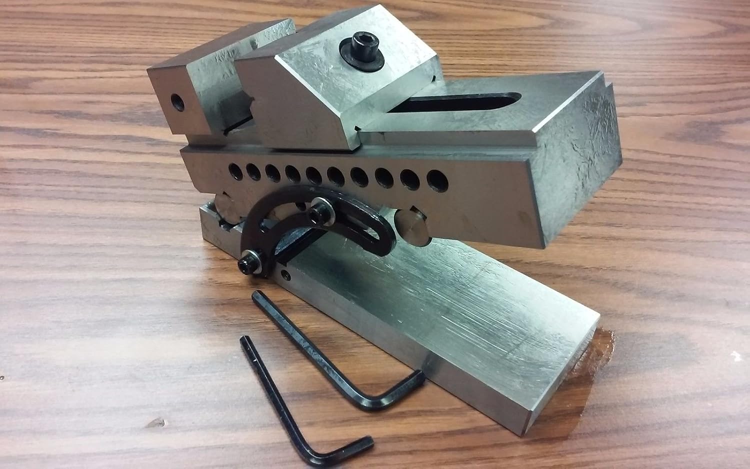 CME Machinist's Sine Vise, 3' Jaw Width, 4 1/4' Maximum Opening, 5' Distance Between Rollers