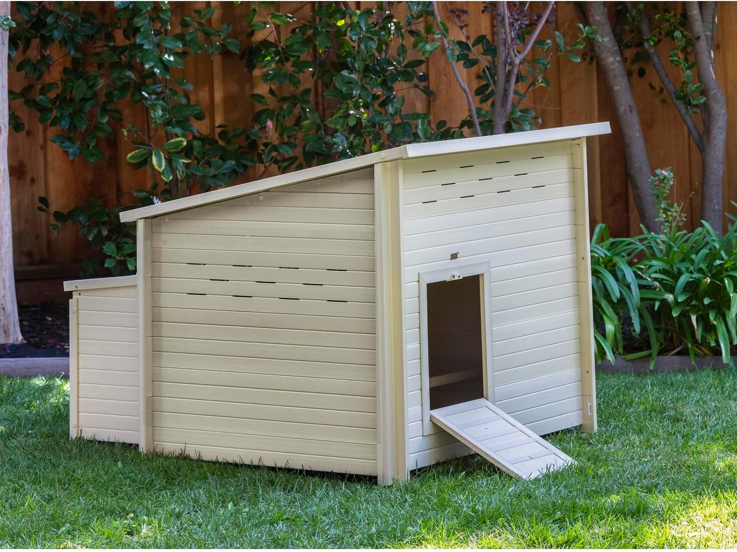 New Age Pet ECOFLEX Fontana Jumbo Chicken Coop, Urban Barn for 4 to 6 Chickens, Easy Assembly, Eco Friendly & Durable, Tan