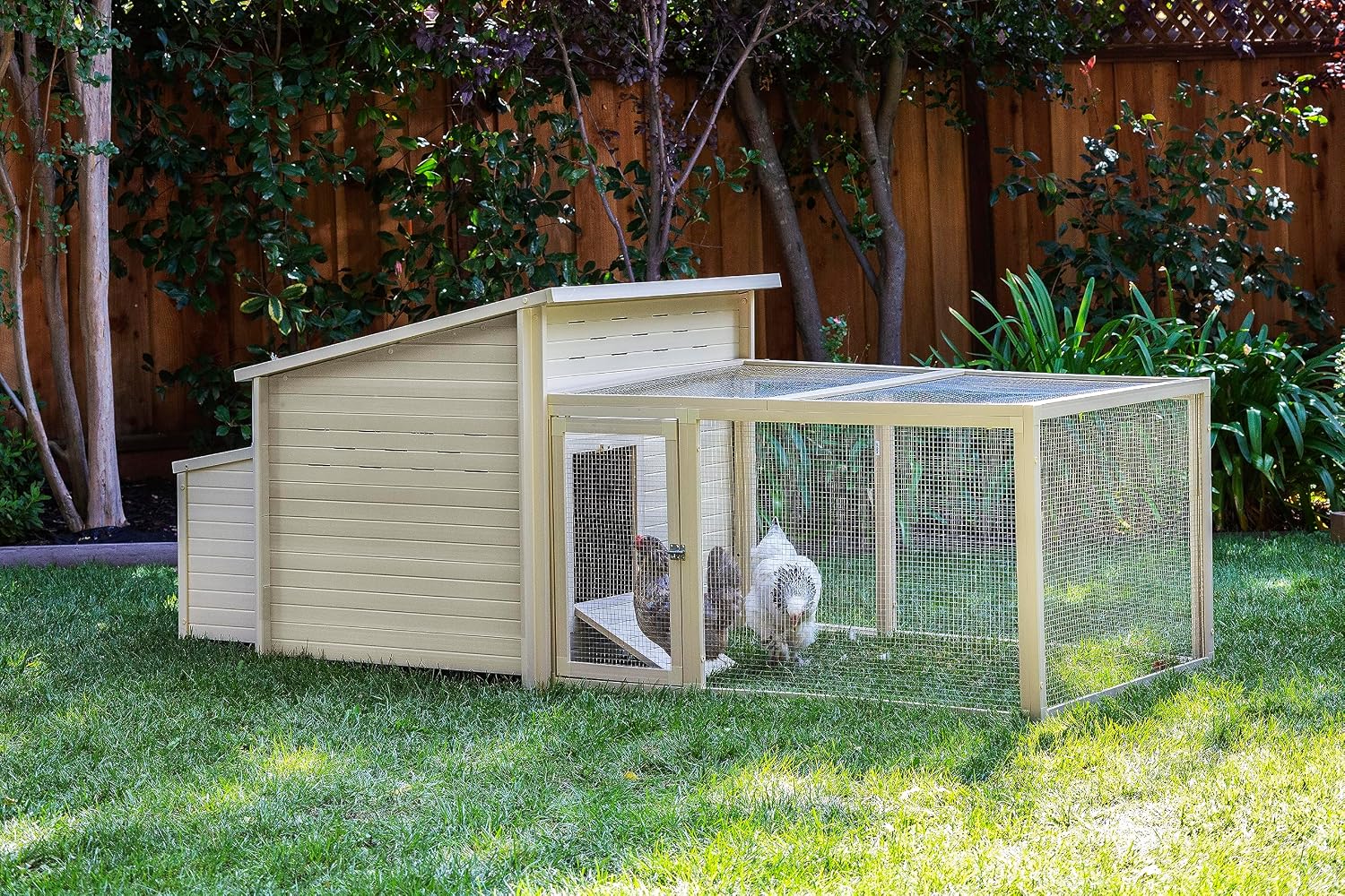 New Age Pet ECOFLEX Jumbo Fontana Chicken Pen - Eco-Friendly, Non-Toxic, Durable Outdoor Enclosure with Stainless Steel Wire, Predator-Resistant Lock, Easy No-Tool Assembly, 10-Year Warranty